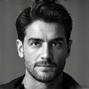 Portrait en noir et blanc de Marc Dupont, expert en restauration