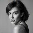 Portrait en noir et blanc de Sophie Martin, spécialiste en marqueterie